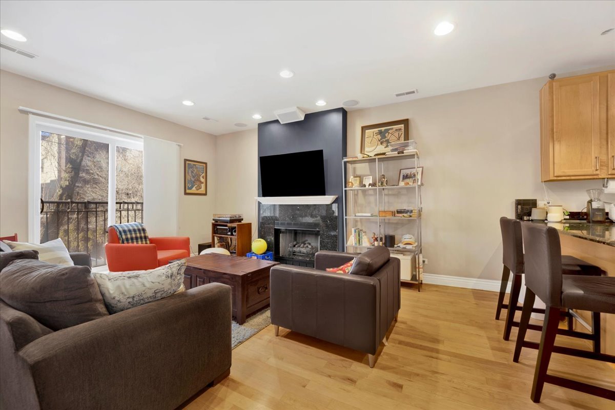 2841 N Damen Avenue Unit: 2