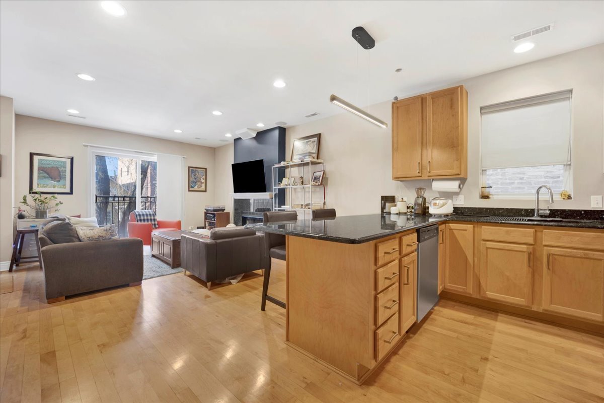 2841 N Damen Avenue Unit: 2