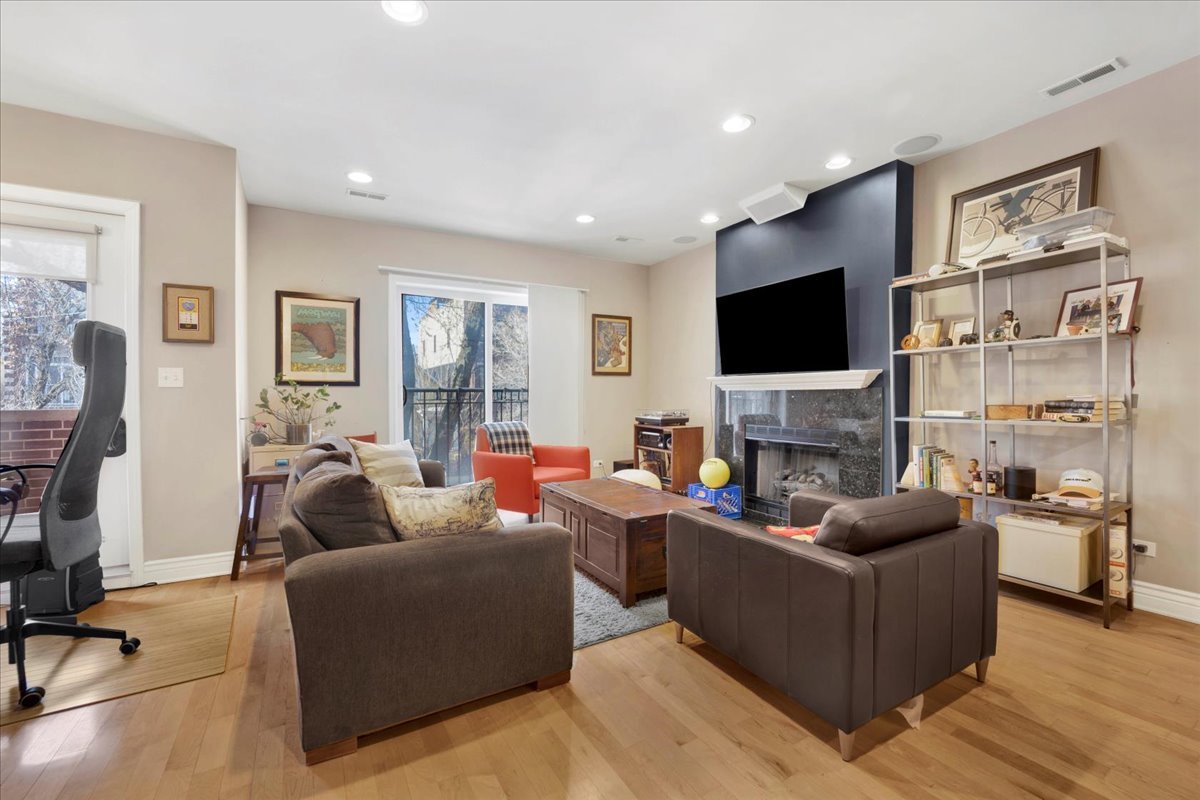 2841 N Damen Avenue Unit: 2
