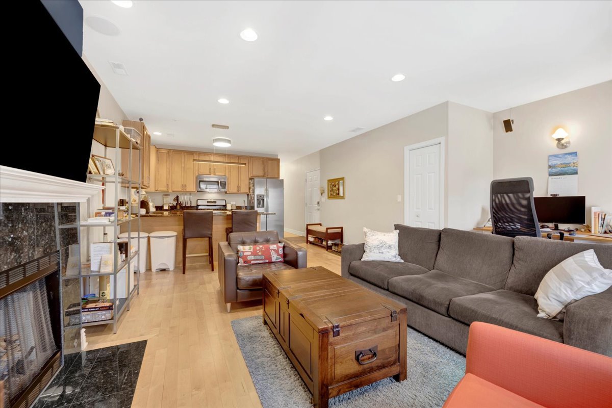 2841 N Damen Avenue Unit: 2