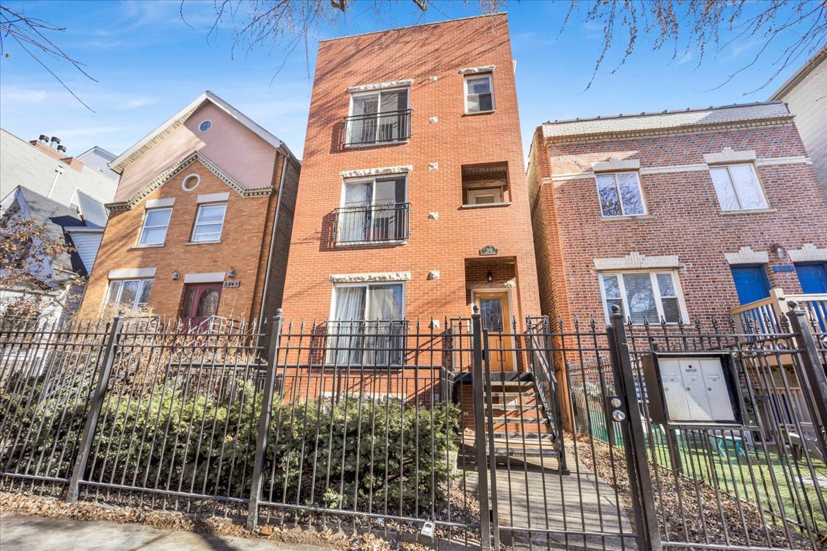 2841 N Damen Avenue Unit: 2