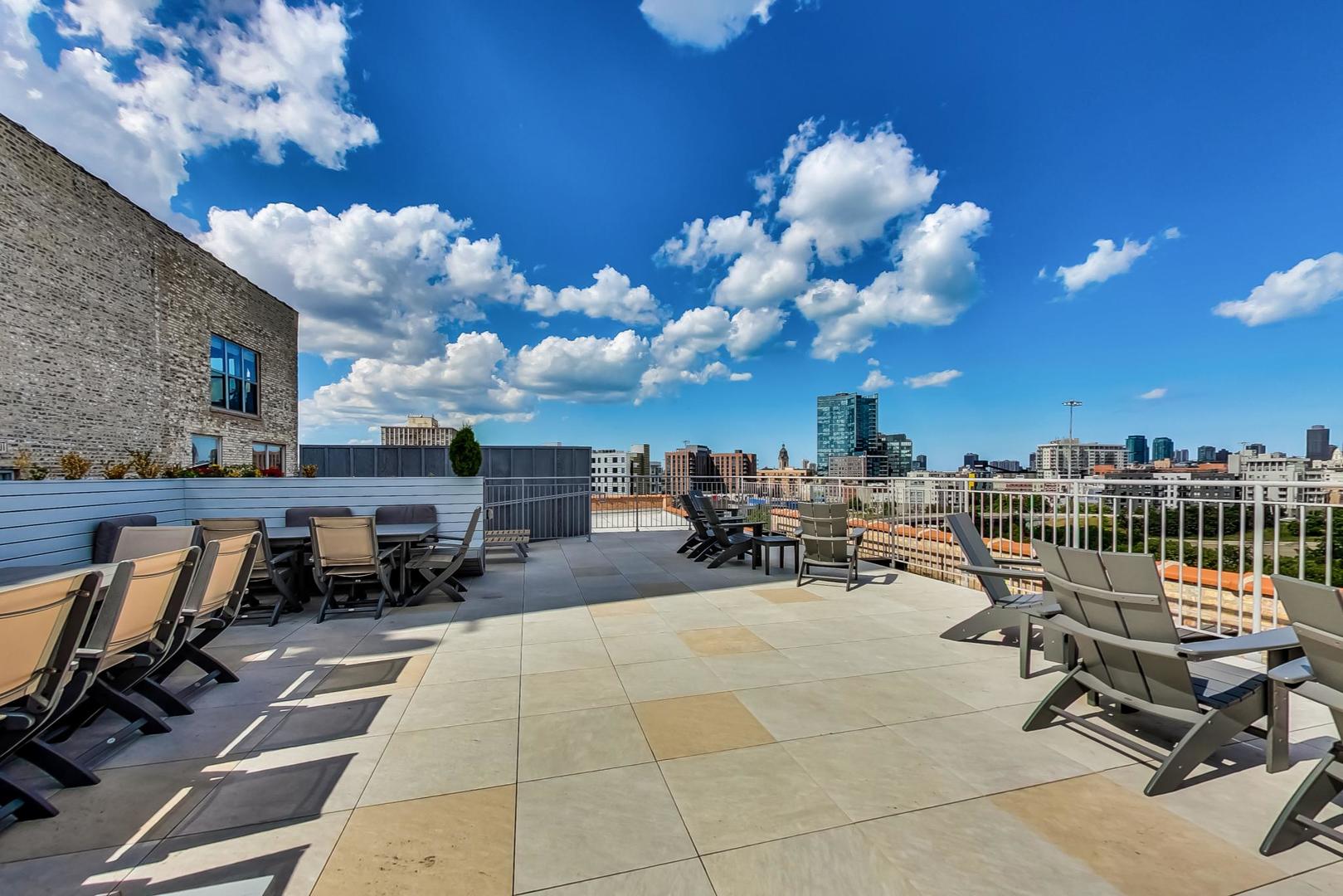 1147 W OHIO Street Unit: 304