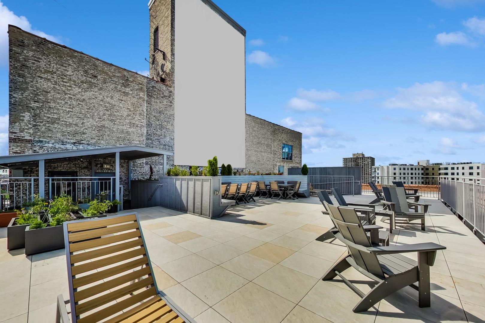 1147 W OHIO Street Unit: 304