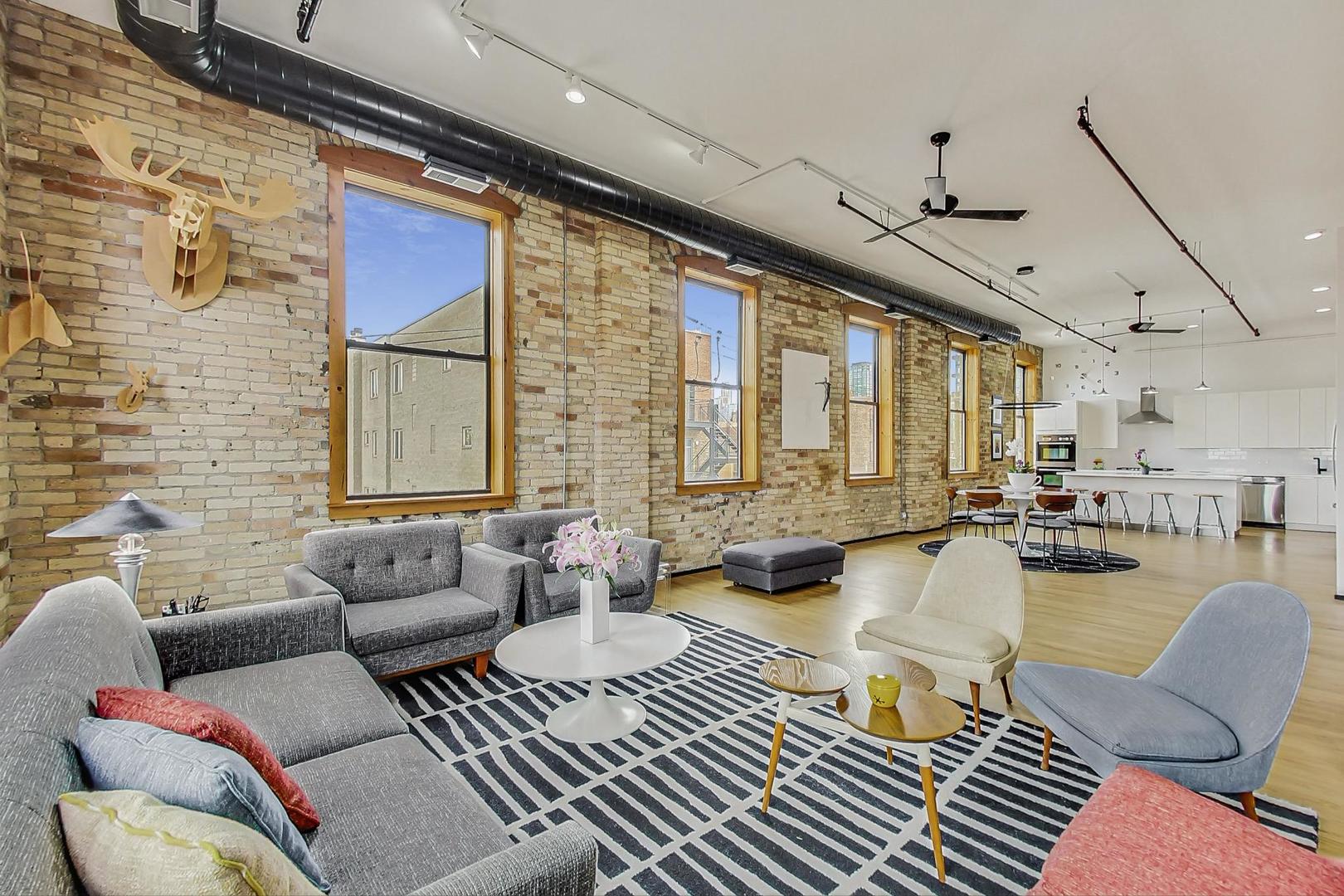 1147 W OHIO Street Unit: 304