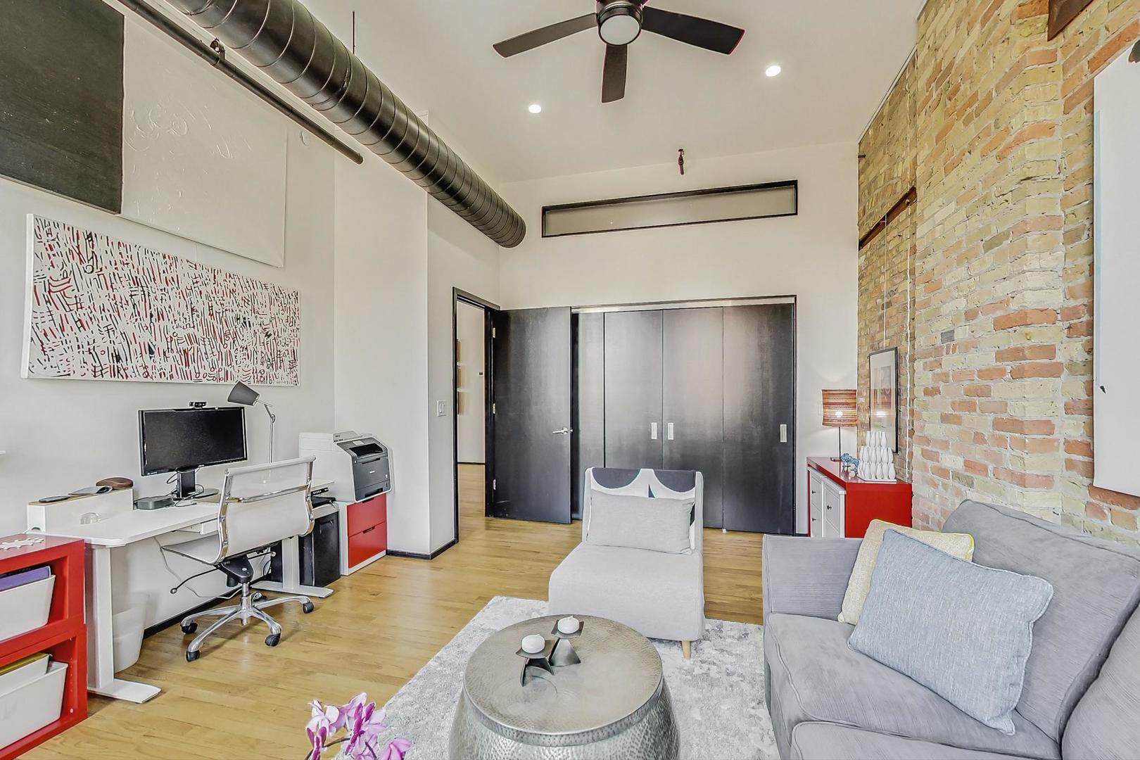 1147 W OHIO Street Unit: 304