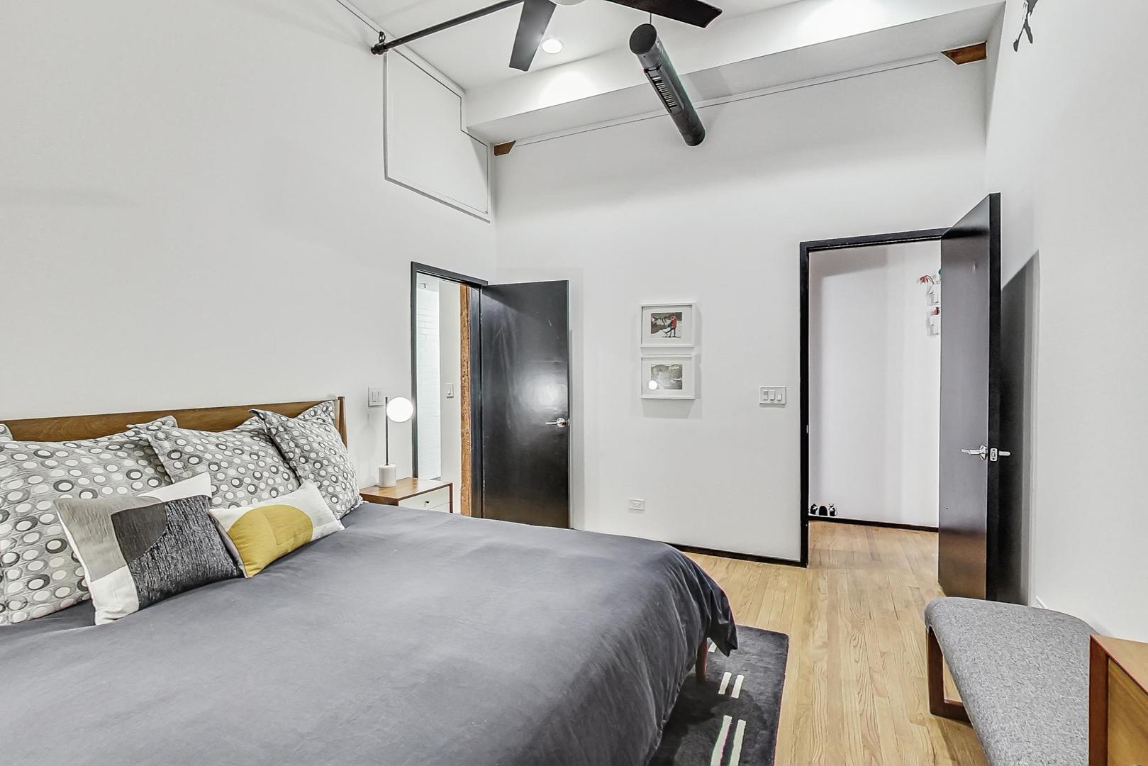 1147 W OHIO Street Unit: 304