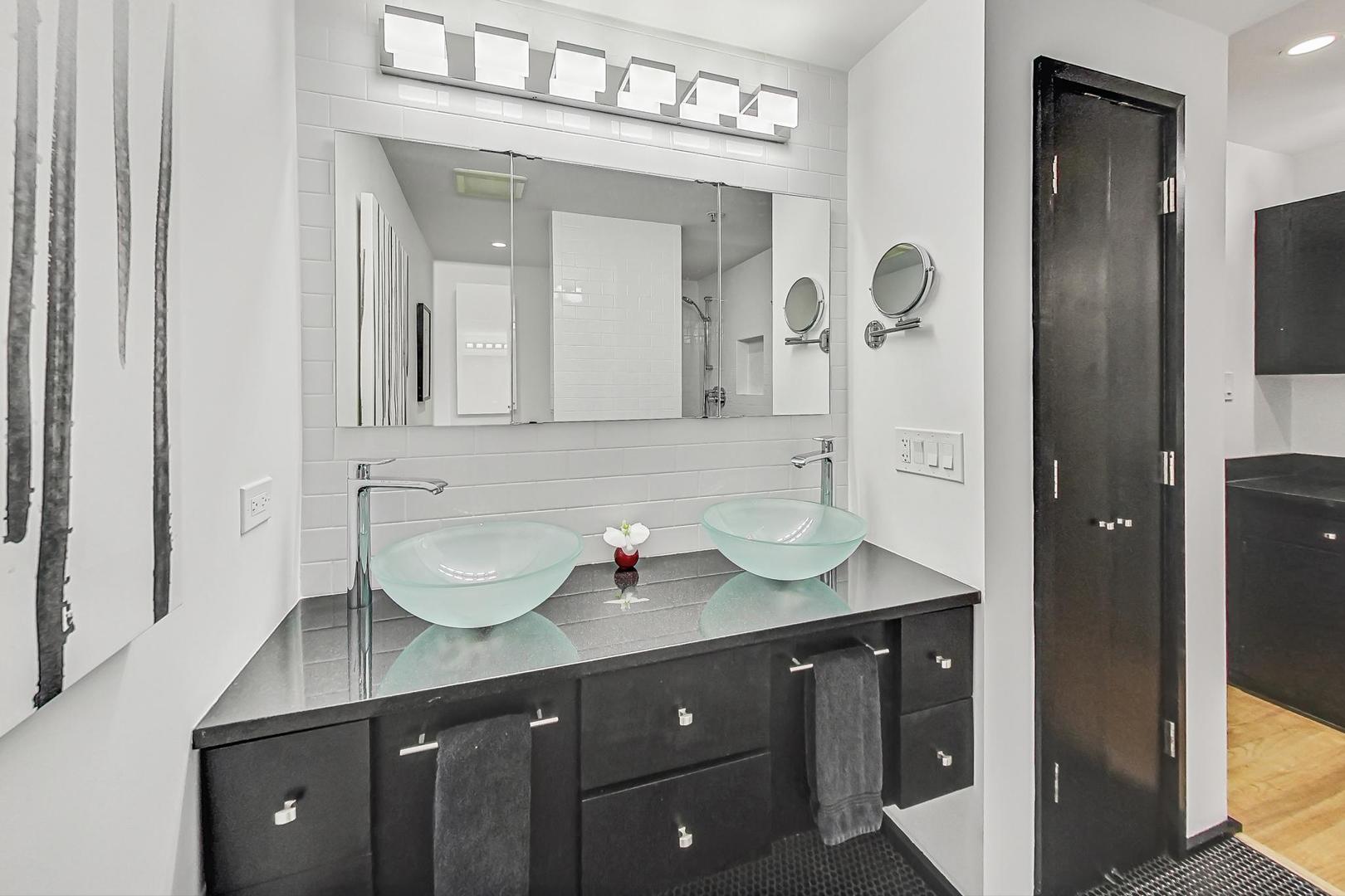 1147 W OHIO Street Unit: 304