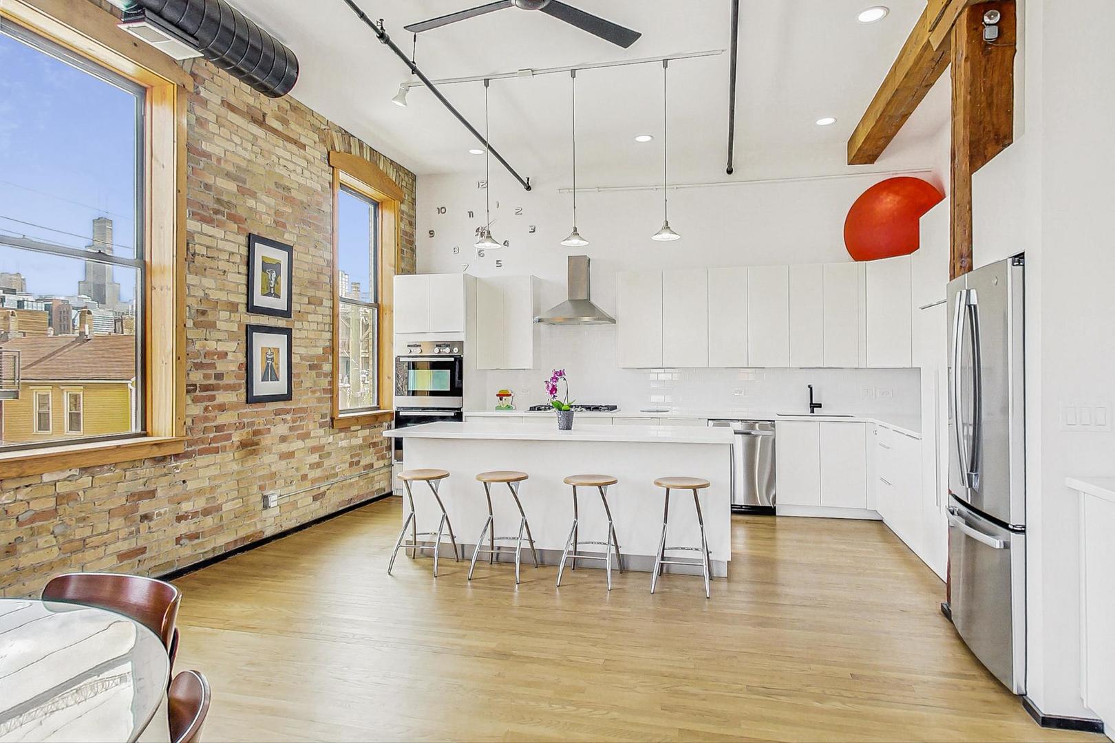 1147 W OHIO Street Unit: 304
