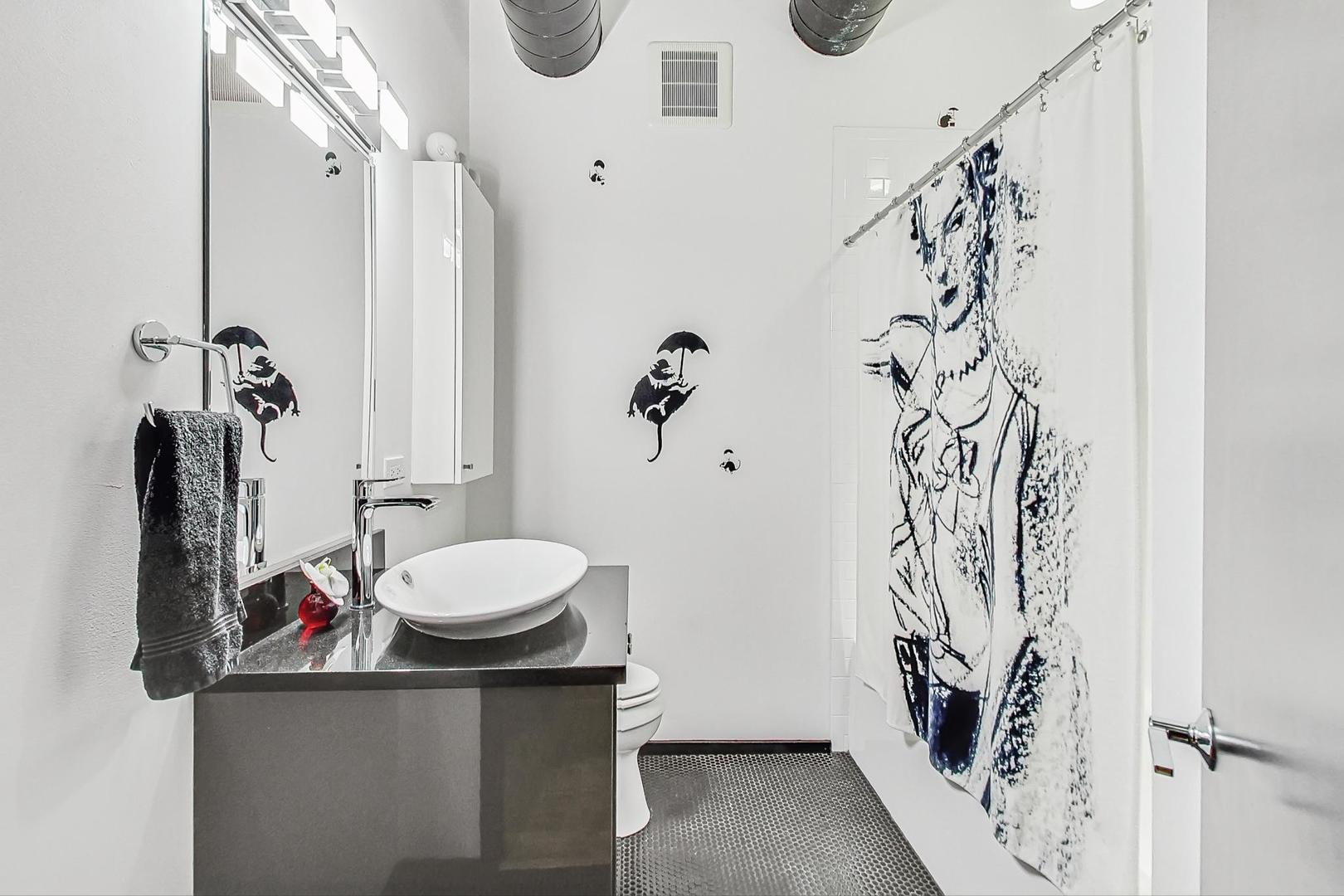 1147 W OHIO Street Unit: 304