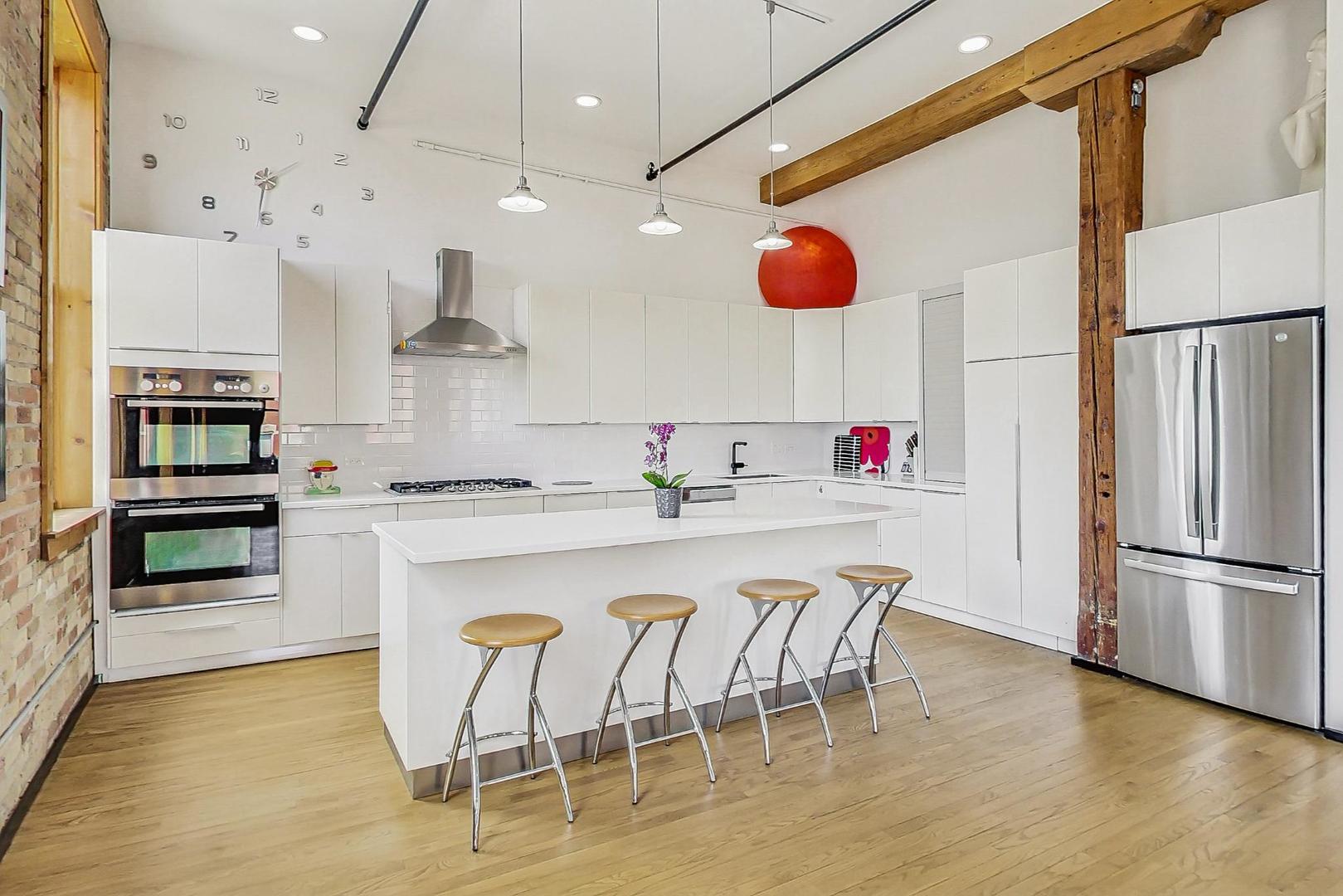 1147 W OHIO Street Unit: 304