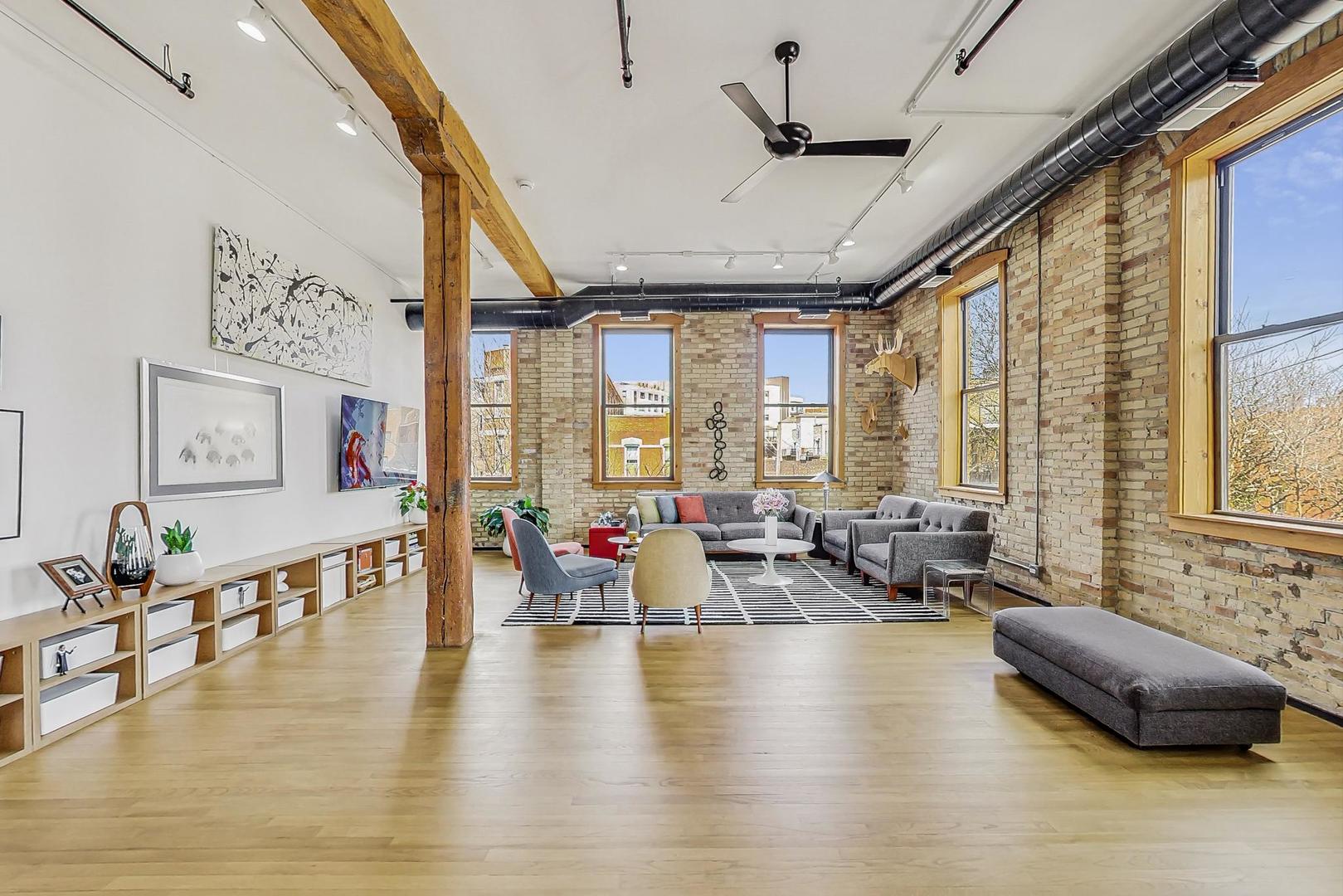 1147 W OHIO Street Unit: 304