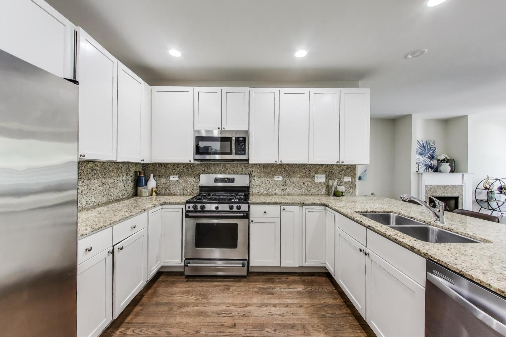 2303 W CHICAGO Avenue Unit: 2