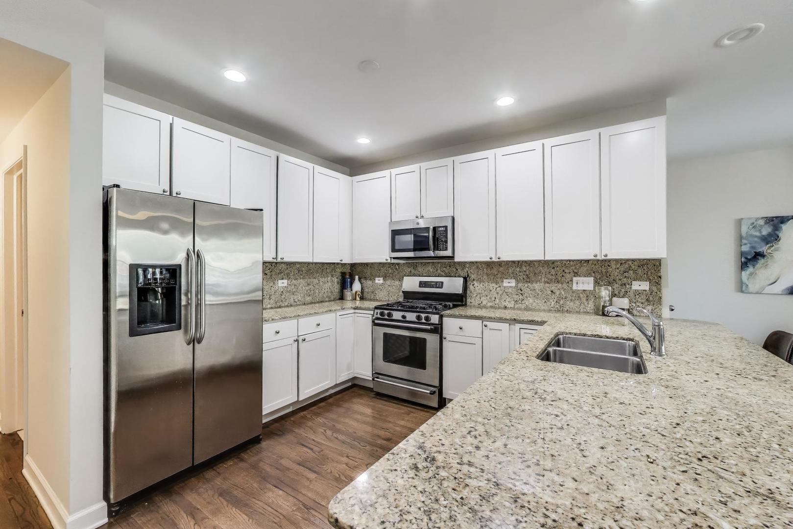2303 W CHICAGO Avenue Unit: 2