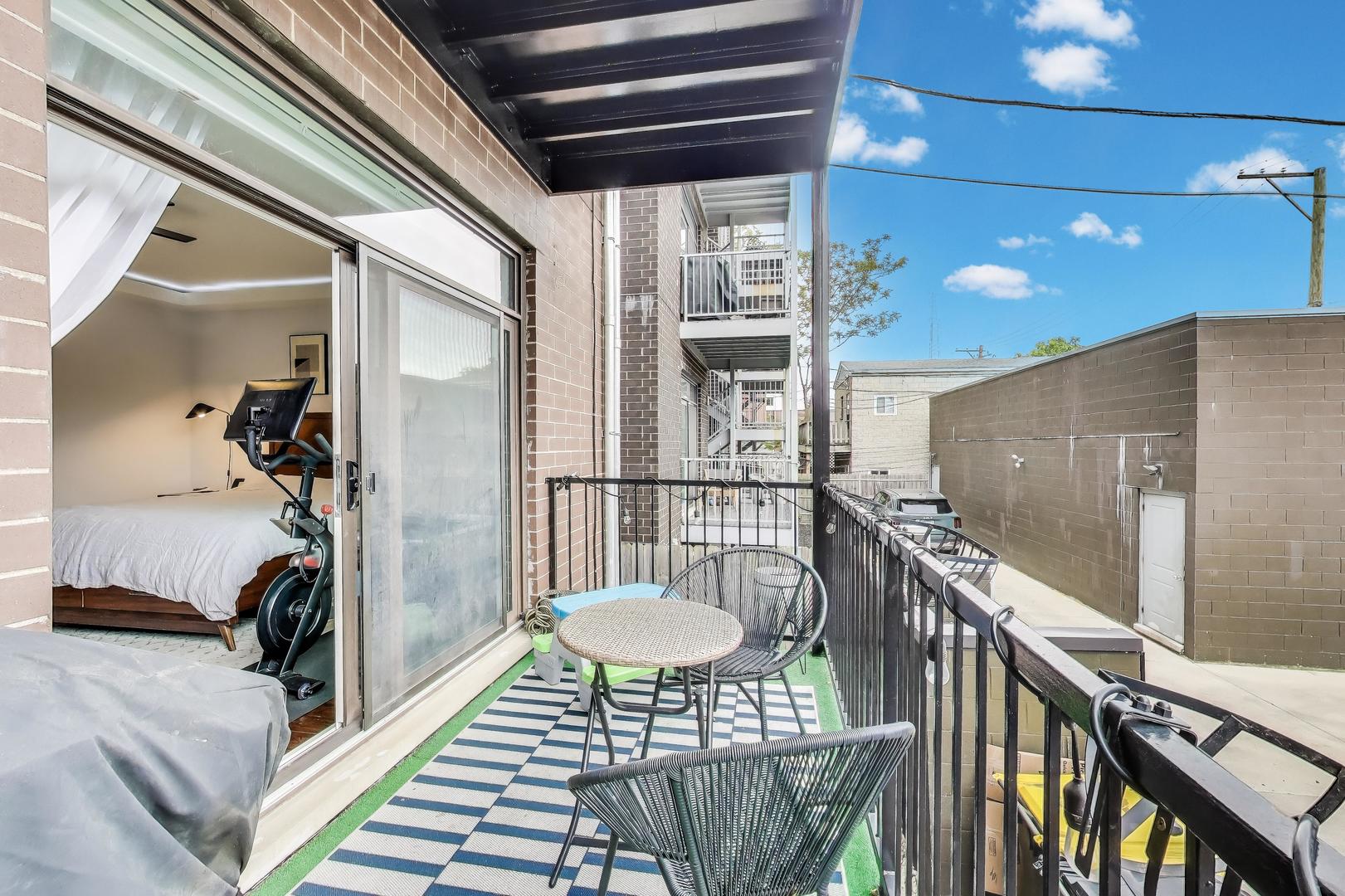 2312 W Belmont Avenue Unit: 1W