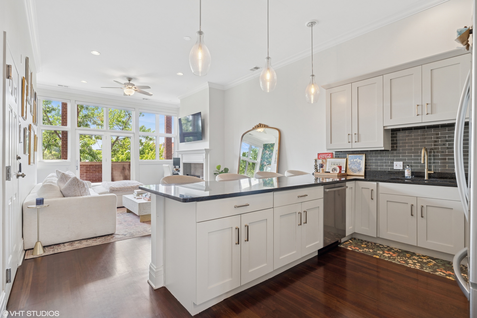 2549 N SOUTHPORT Avenue Unit: 3