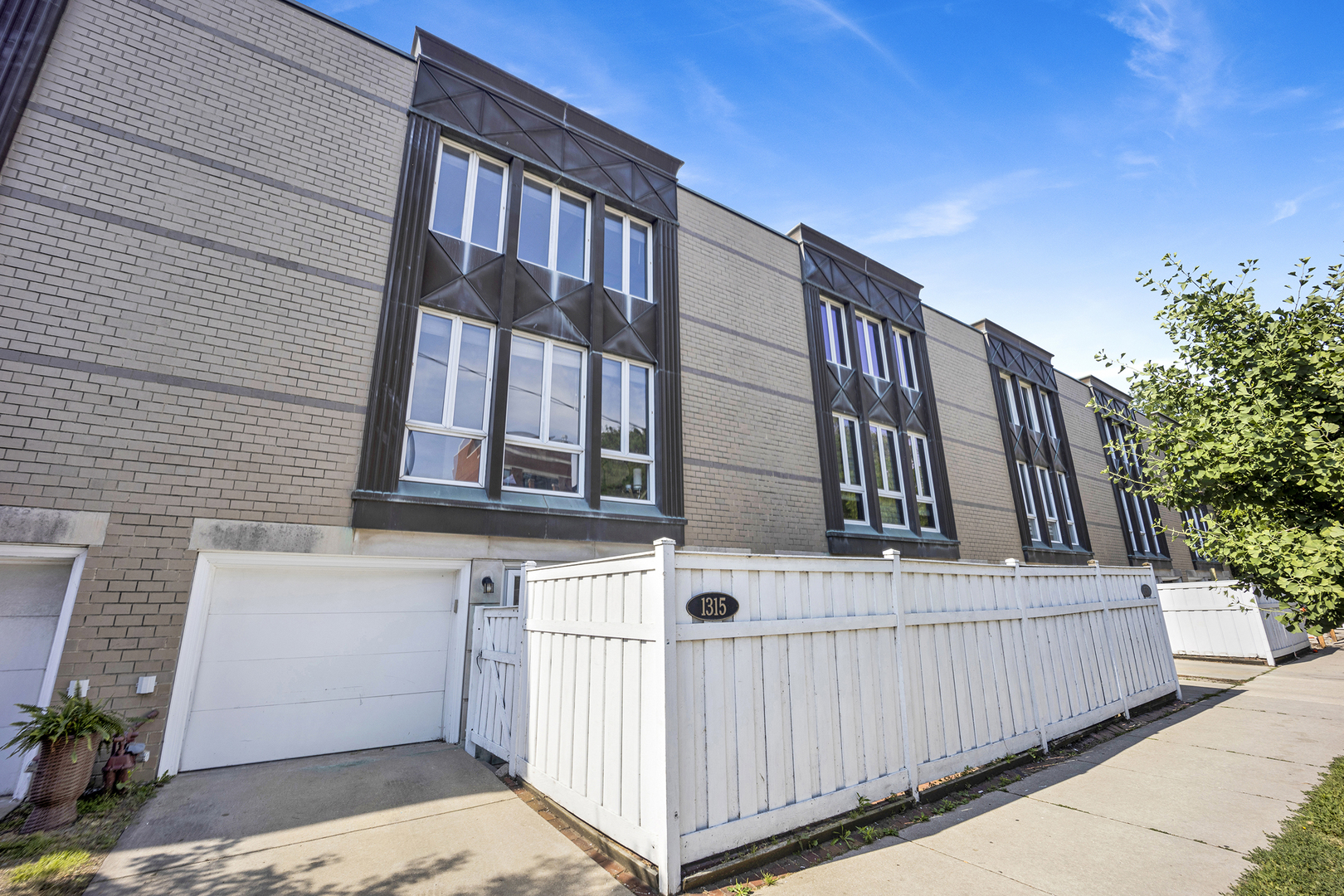 1315 W Webster Avenue