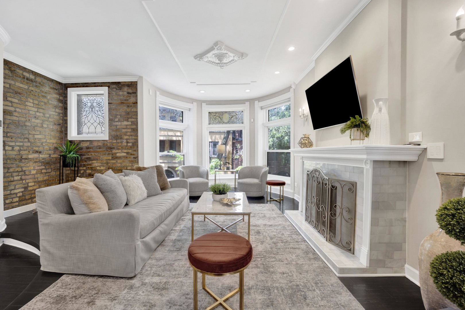 435 W Roslyn Place Unit: 2E