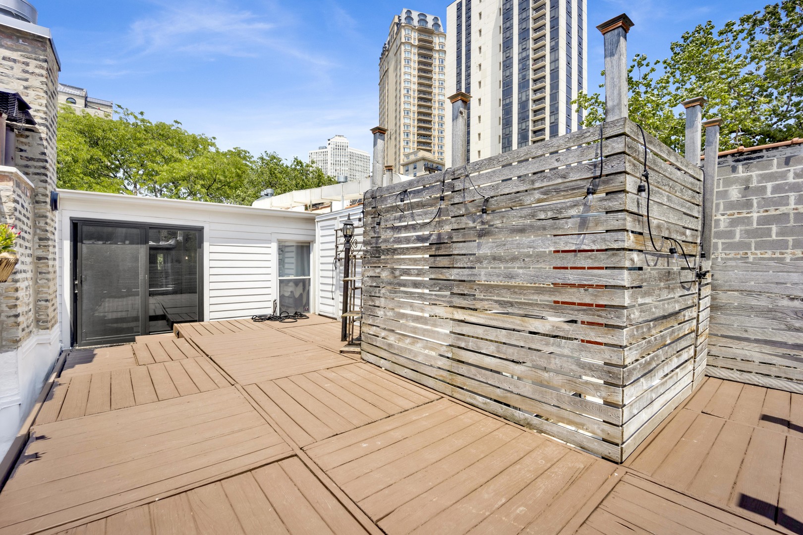 435 W Roslyn Place Unit: 2E