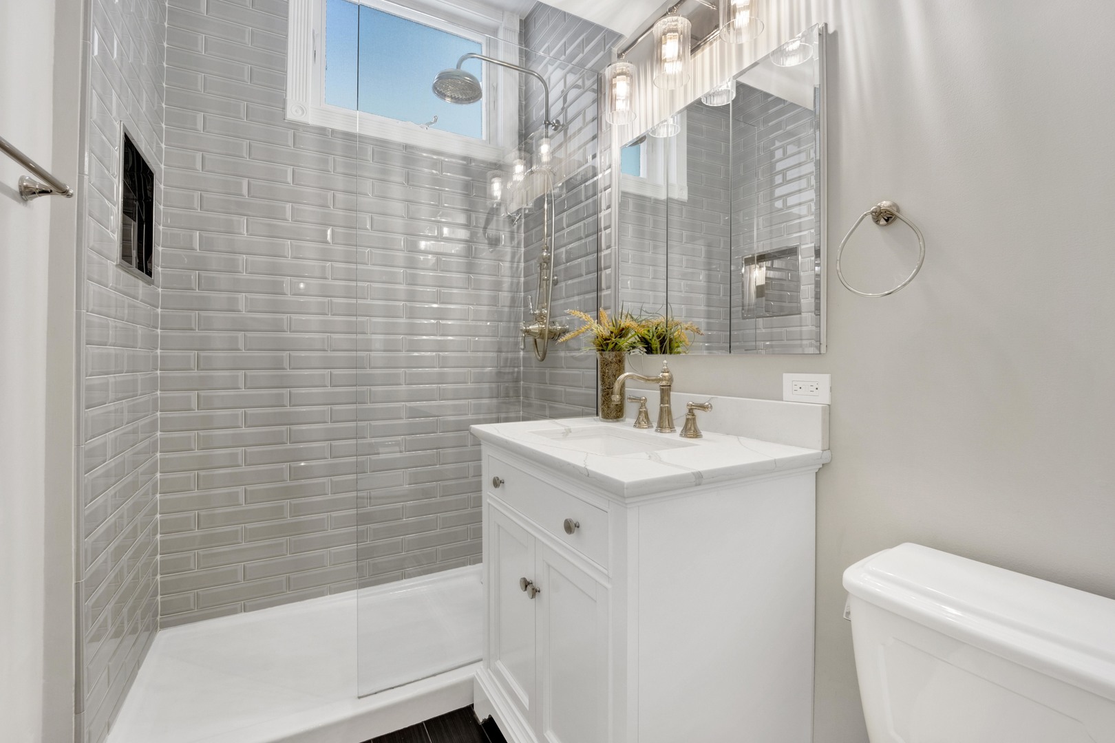 435 W Roslyn Place Unit: 2E