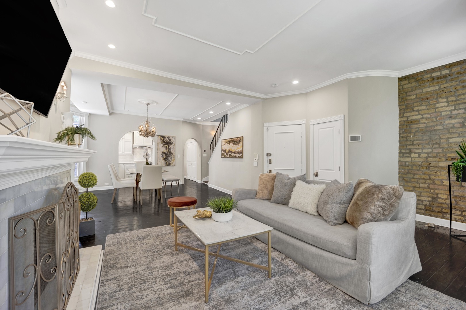435 W Roslyn Place Unit: 2E