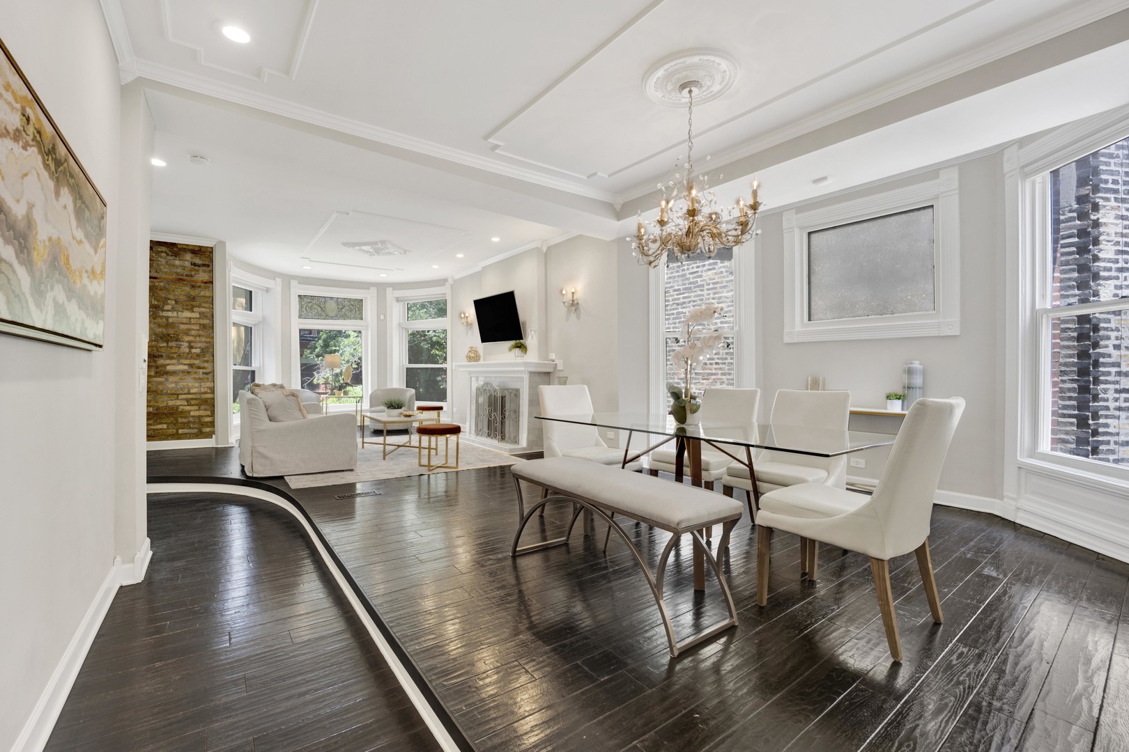 435 W Roslyn Place Unit: 2E