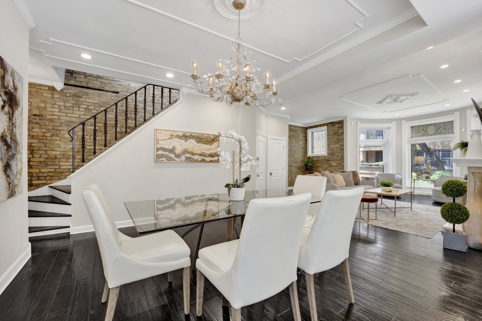 435 W Roslyn Place Unit: 2E