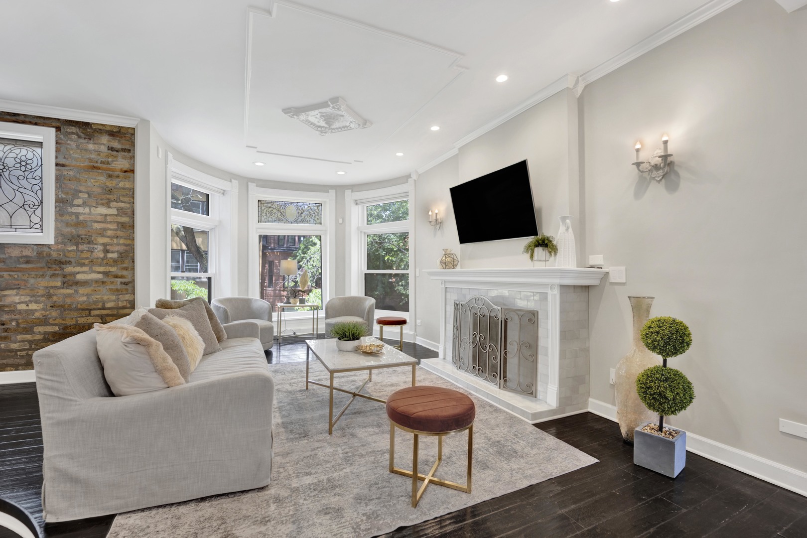 435 W Roslyn Place Unit: 2E