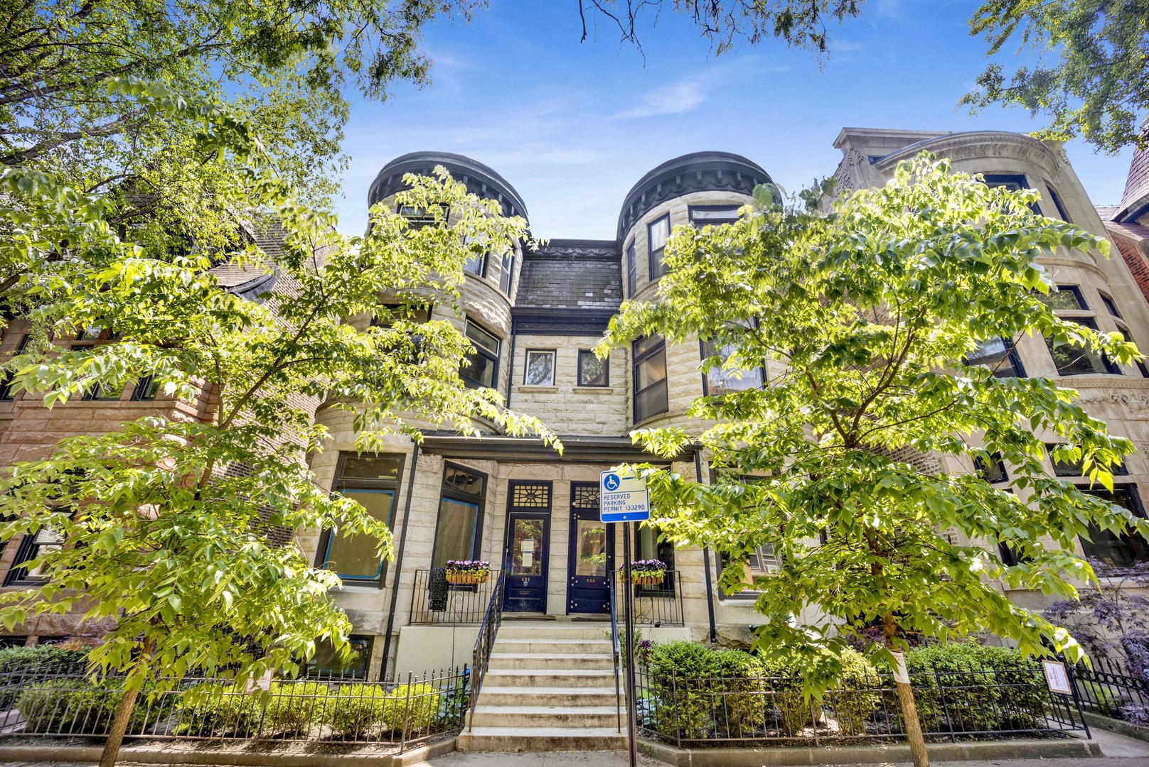 435 W Roslyn Place Unit: 2E