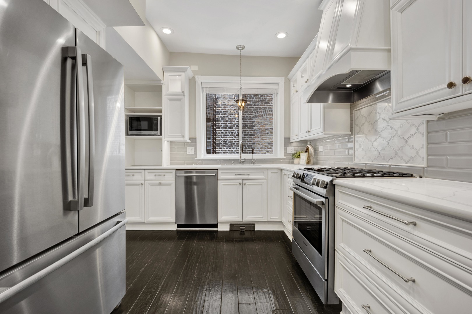 435 W Roslyn Place Unit: 2E