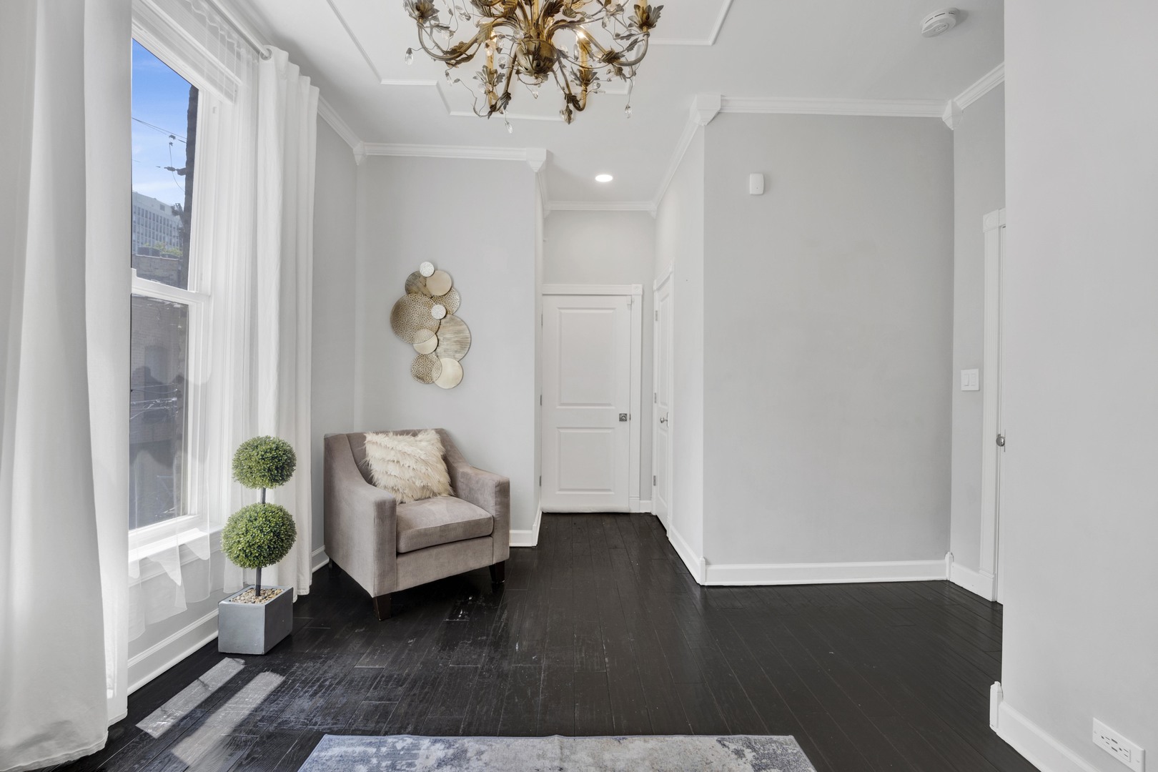 435 W Roslyn Place Unit: 2E