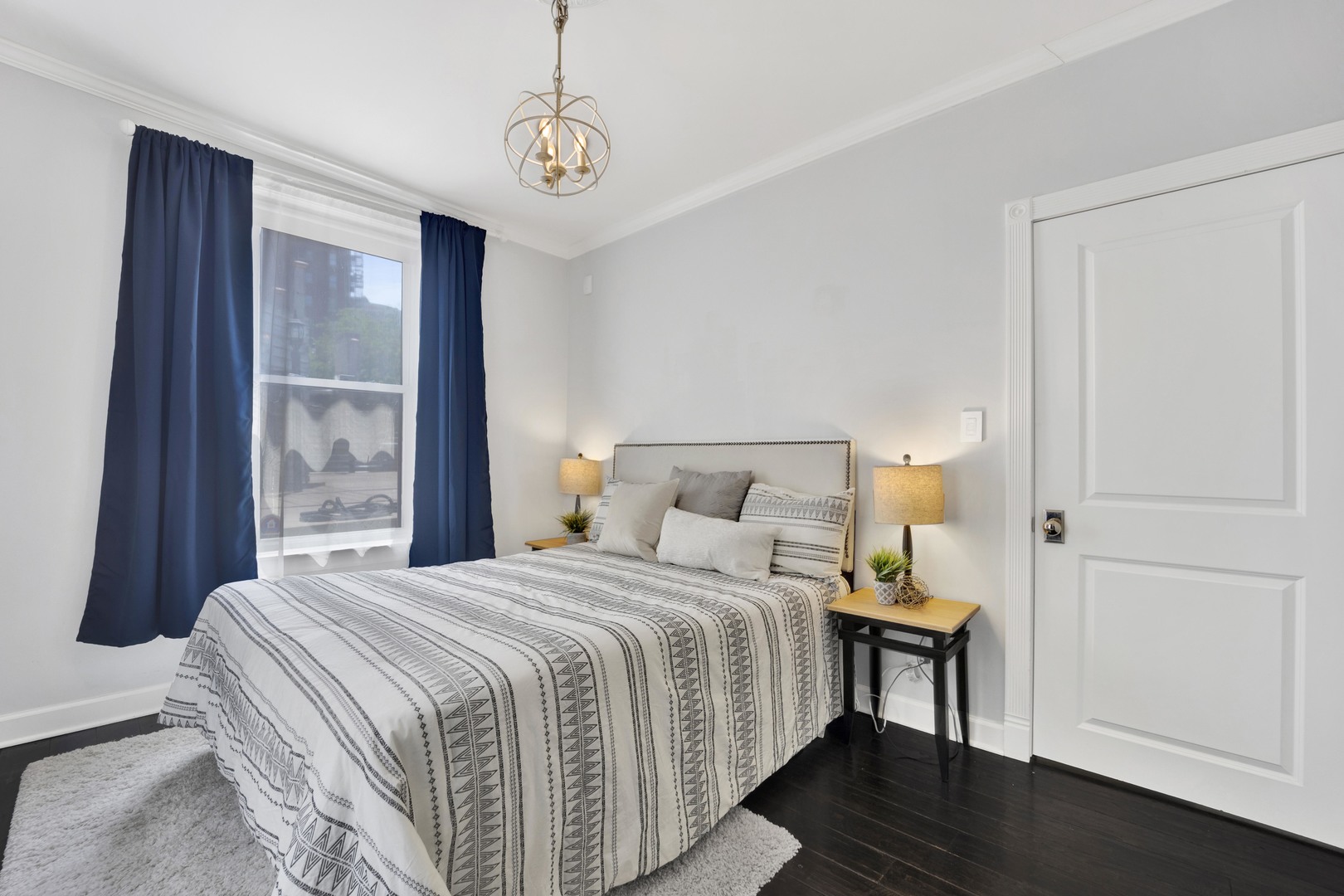435 W Roslyn Place Unit: 2E