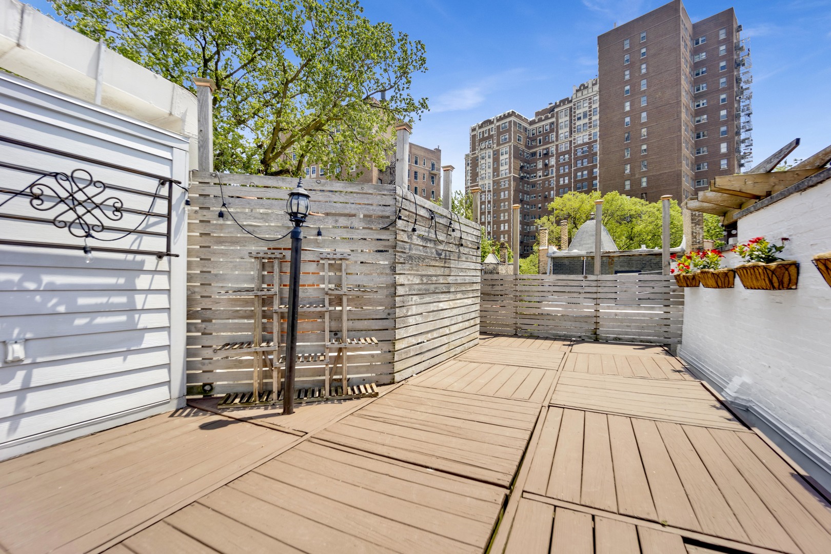 435 W Roslyn Place Unit: 2E