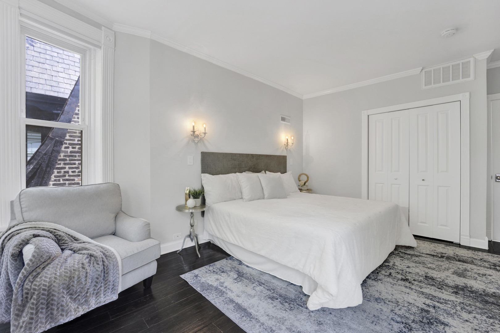 435 W Roslyn Place Unit: 2E