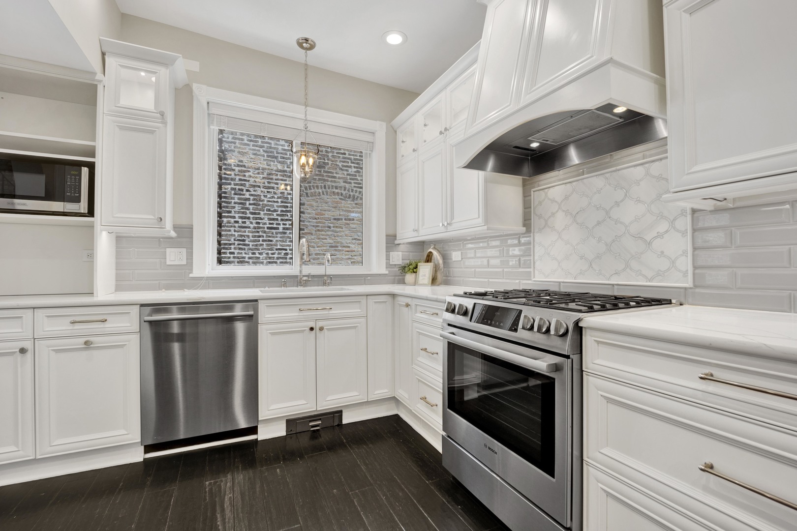 435 W Roslyn Place Unit: 2E