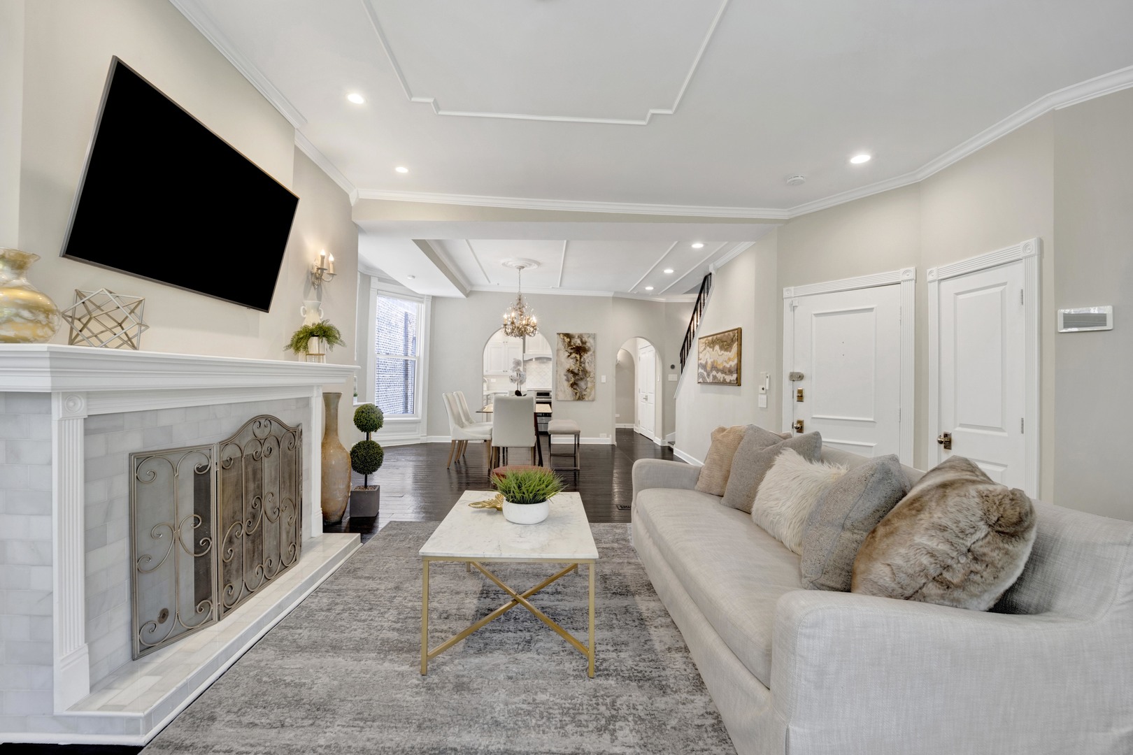 435 W Roslyn Place Unit: 2E