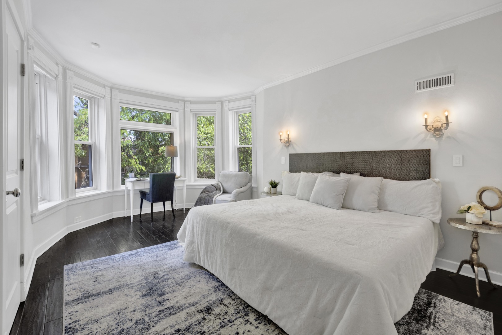 435 W Roslyn Place Unit: 2E