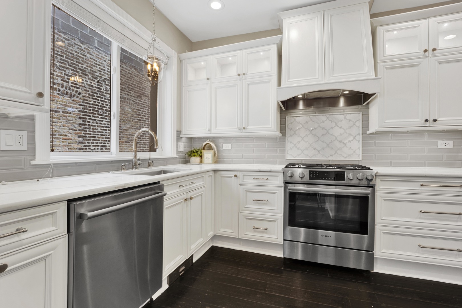 435 W Roslyn Place Unit: 2E