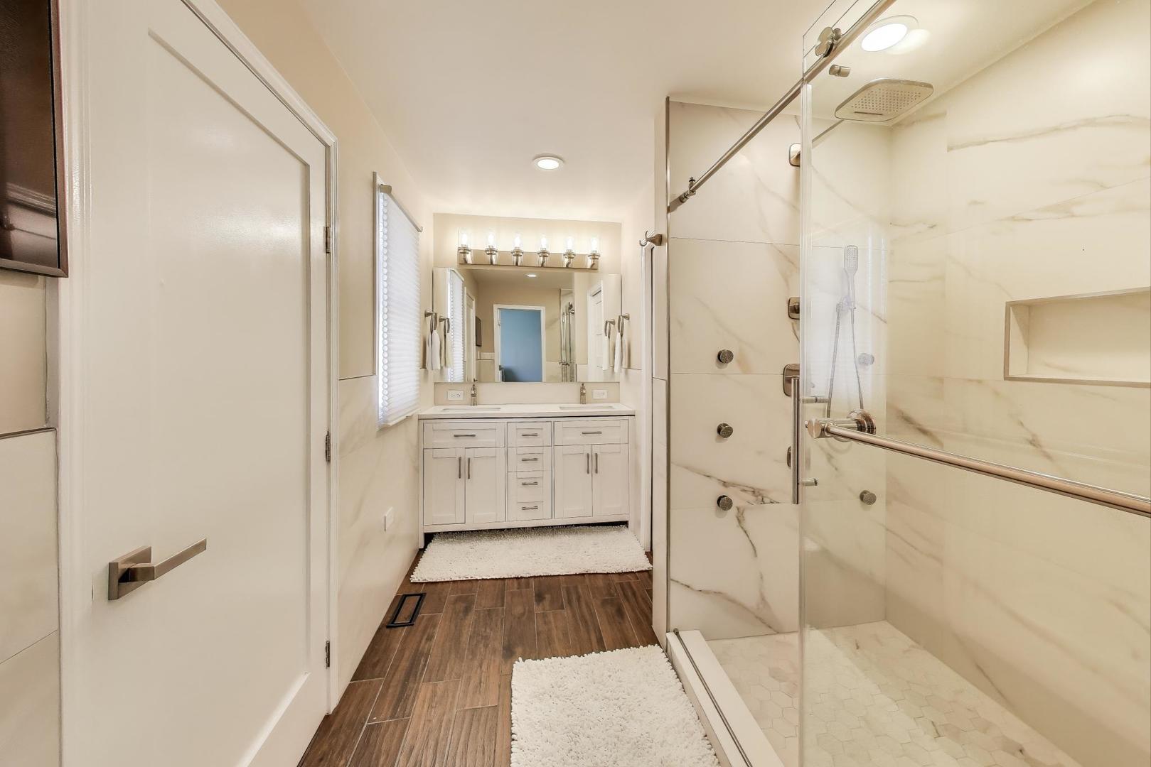 1800 W Diversey Parkway Unit: D