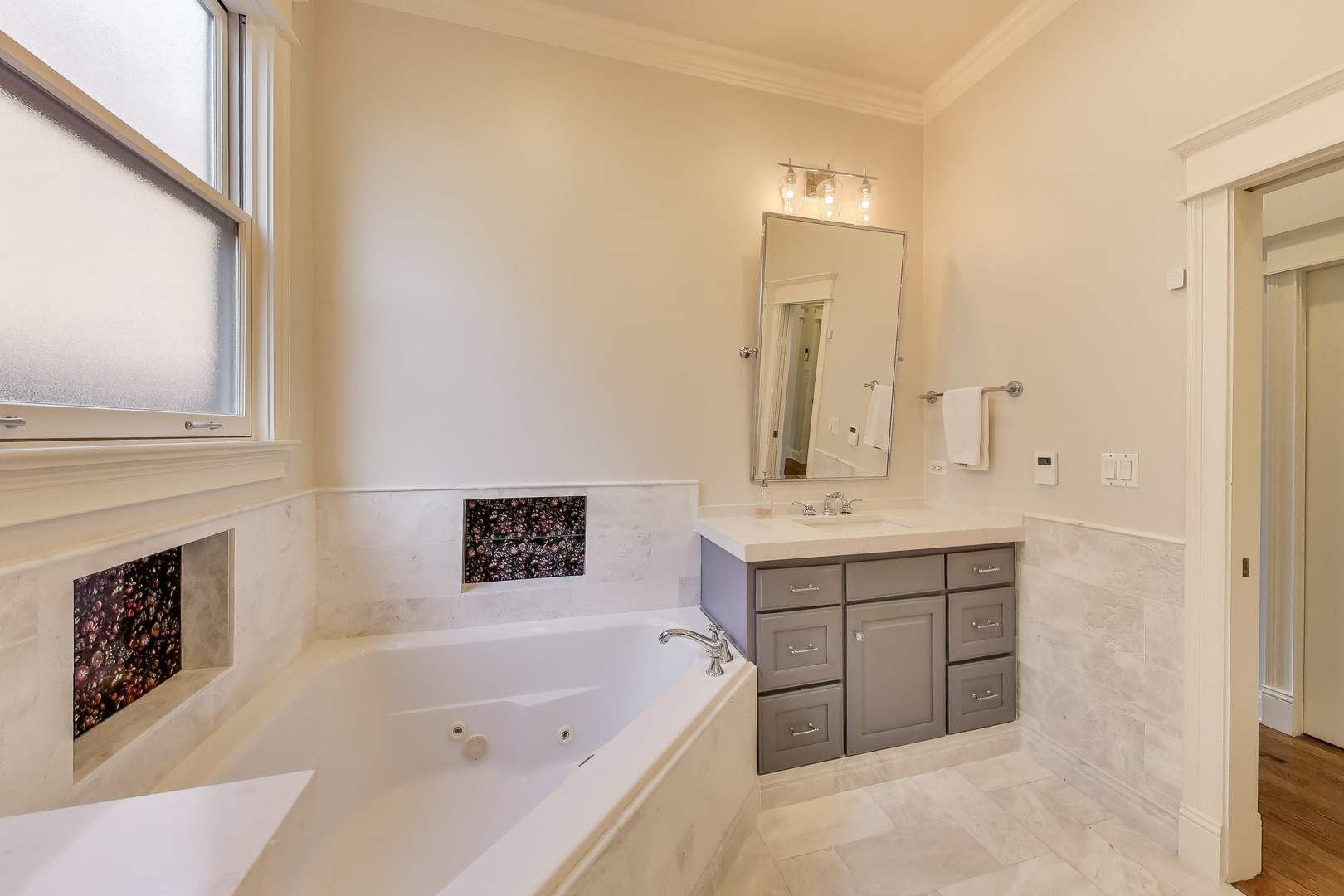 2118 W Melrose Street