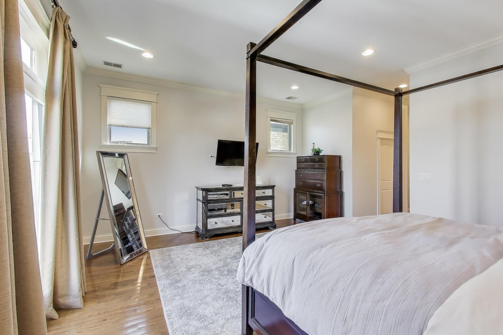 2118 W Melrose Street