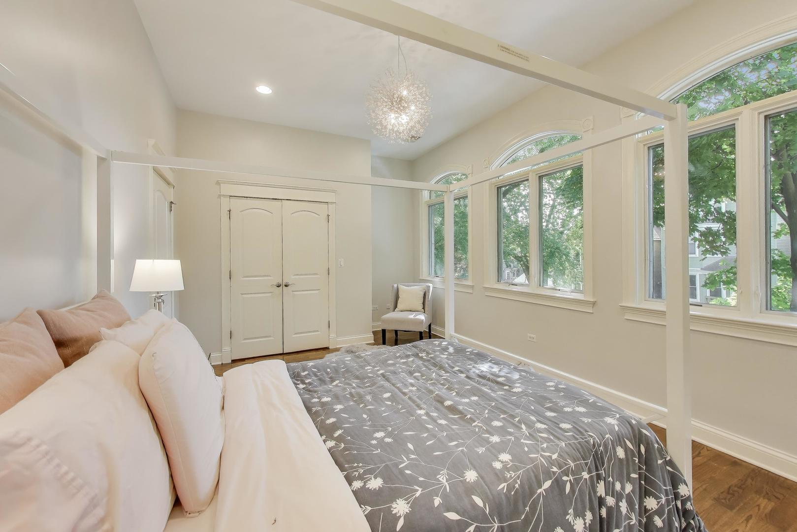 2118 W Melrose Street