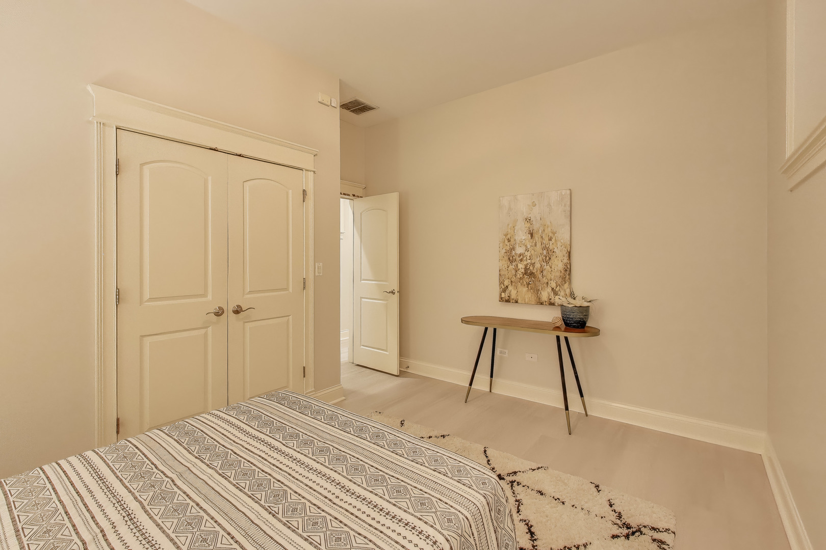 2118 W Melrose Street