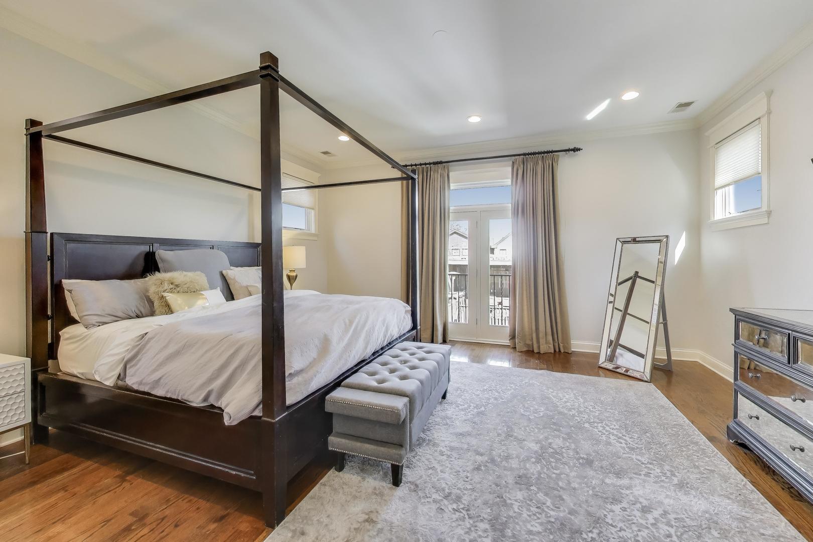 2118 W Melrose Street