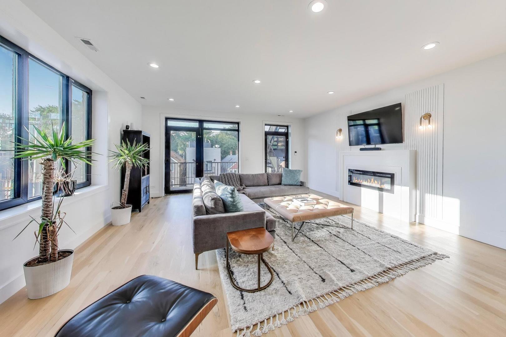 2141 W Belmont Avenue Unit: 3