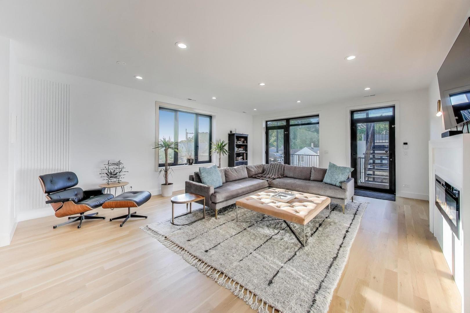 2141 W Belmont Avenue Unit: 3