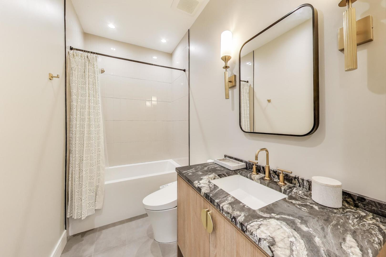 2141 W Belmont Avenue Unit: 3