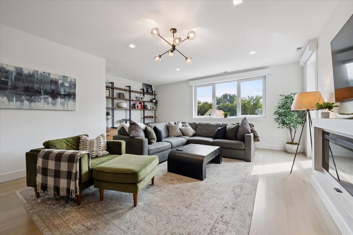 2149 W Belmont Avenue Unit: 3W