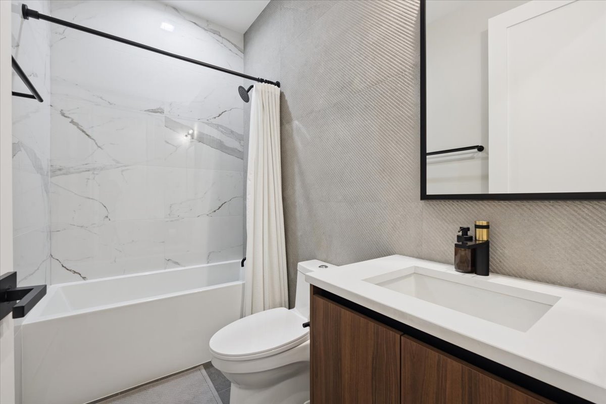 2149 W Belmont Avenue Unit: 3W