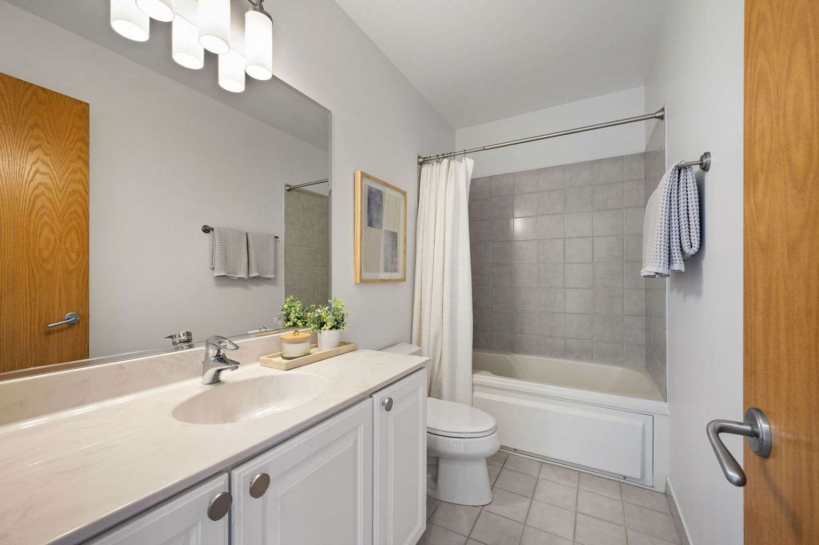 1759 W Wellington Avenue