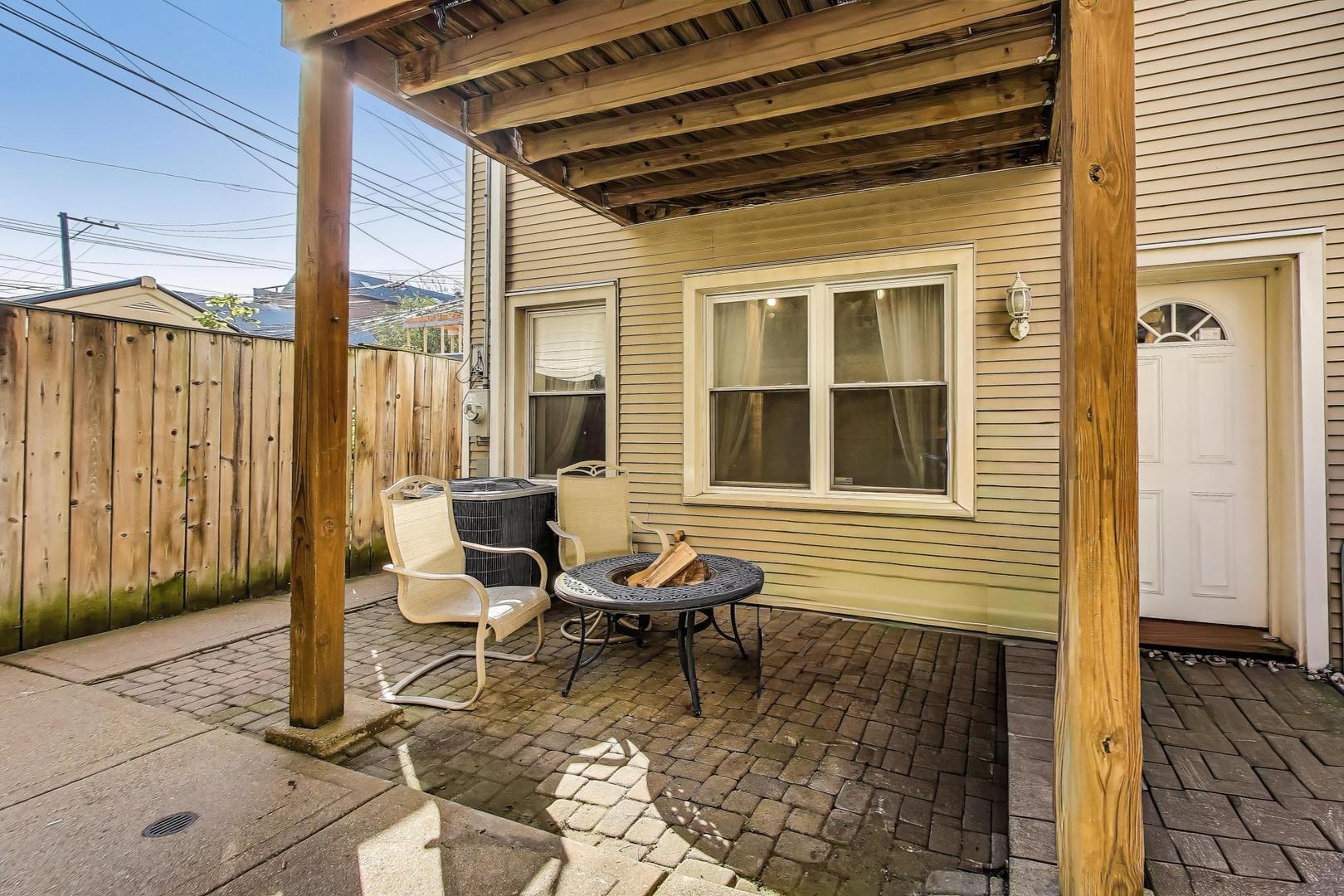 1437 W Belmont Avenue Unit: 4